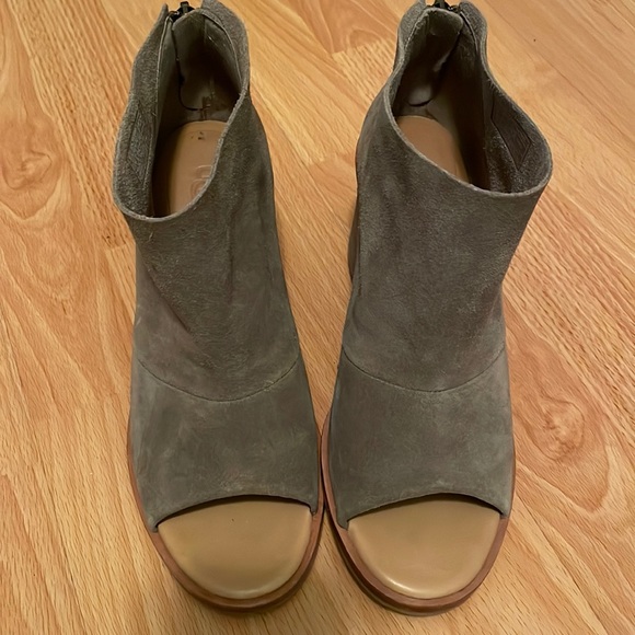 EUC Ugg sueded sandals with zip up heels - Picture 2 of 7